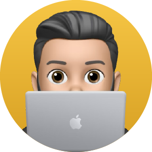 Memoji d'Oussama travaillant sur un macbook